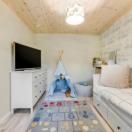 3 Bedroom Family With Huge Garden & Free Parking Σπίτι διακοπών Ταλίν
