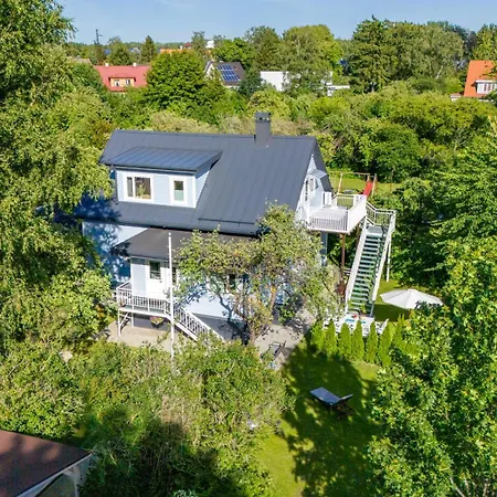 3 Bedroom Family With Huge Garden & Free Parking *